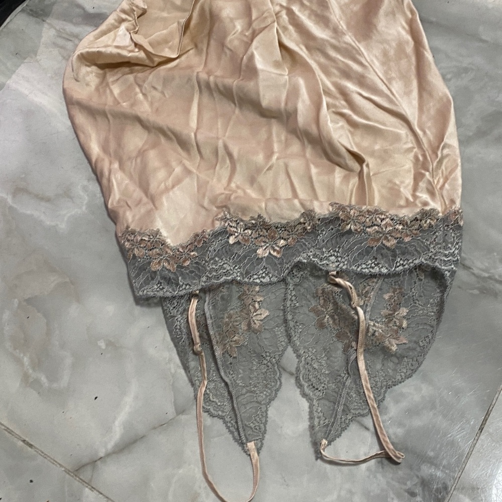 Elegant Lace Trim Chemise in Gray and Cream - Picture 3 of 5
